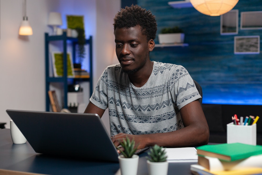 Comment utiliser les chatbots pour améliorer l'expérience client dans les services financiers