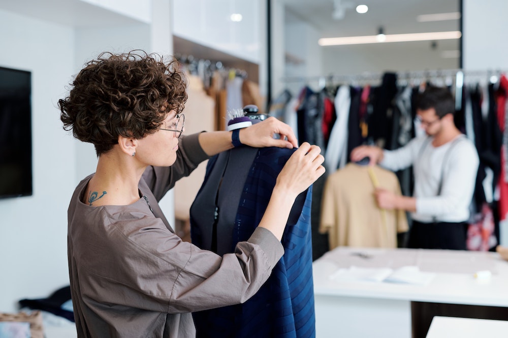 Tenue professionnelle obligatoire : enjeux et perspectives pour les entreprises et salariés