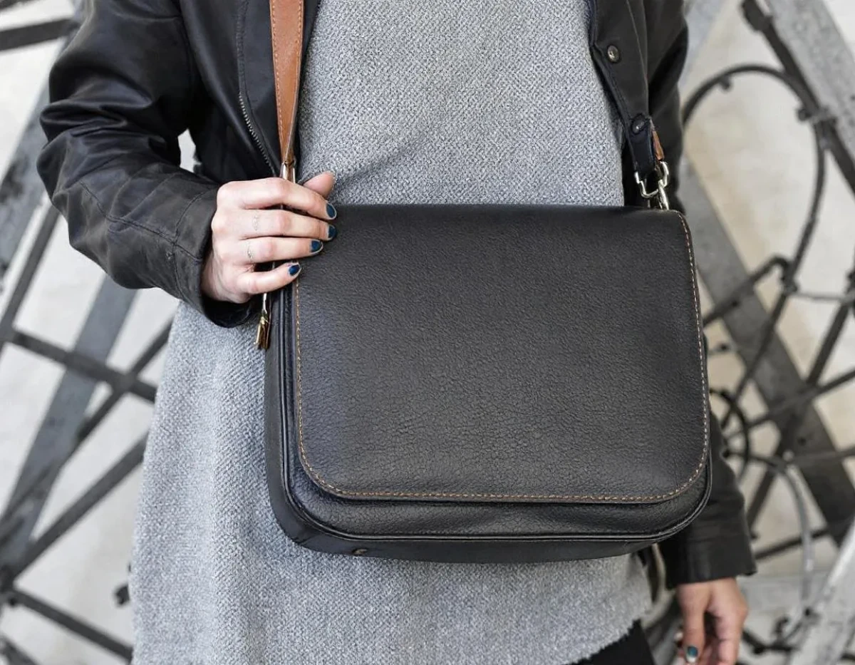 Sac bandoulière en cuir : intégrer l'intelligence artificielle dans le design